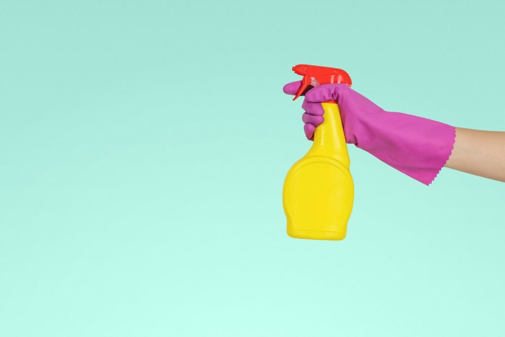 Pulverizador casero con vinagre blanco para limpiar superficies
